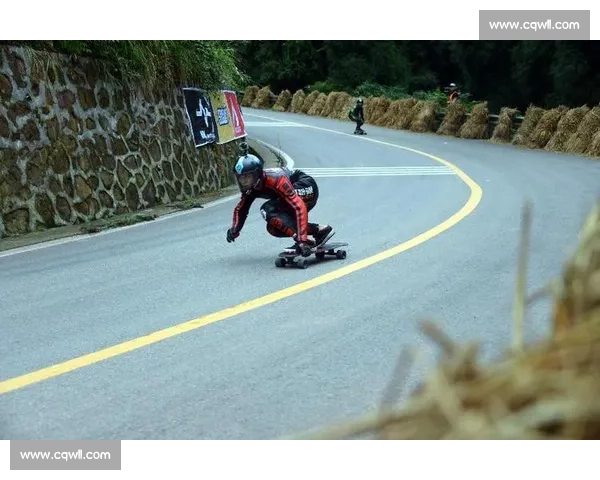 长板速降:速度与伤痕编织的生命竞速 长板速降:速度与伤痕编织的生命竞速