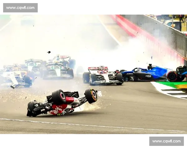 惊险！F1电竞比赛中，上演生死时速教科书级漂移